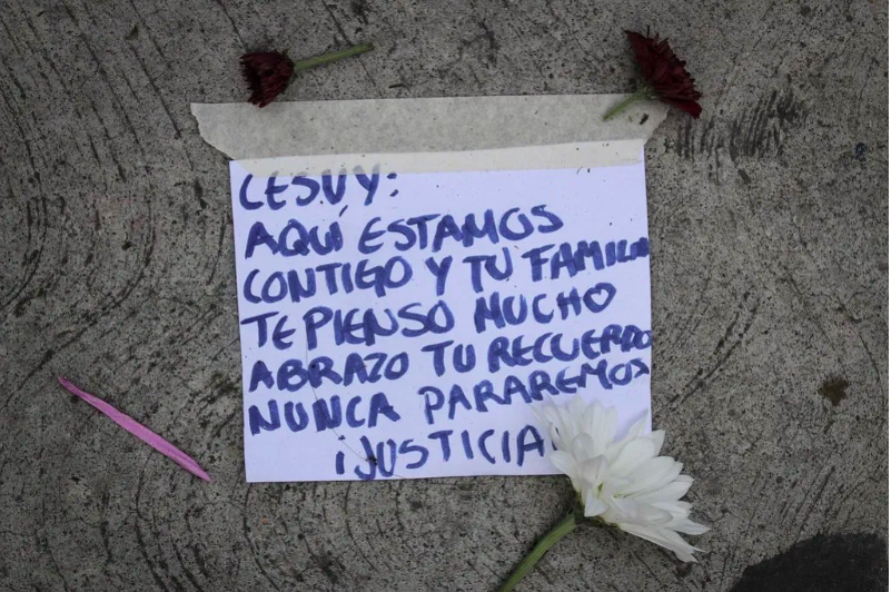 Mujeres que acompañan solidariamente a la familia de Lesvy Berlín Rivera Osorio durante el juicio oral en el Juzgado del Reclusorio Oriente, escribieron palabras de aliento para los familiares de la joven de 22 años de edad. CIMACFoto: Hazel Zamora Mendieta